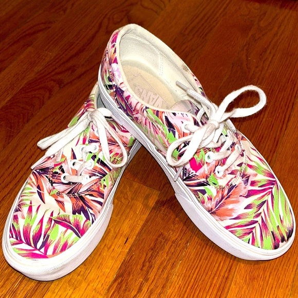 Vans Shoes - Vans women’s size 7 1/2 Hawaiian print sneakers